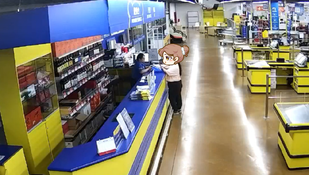 女子一次性买28张购物卡，超市员工报警