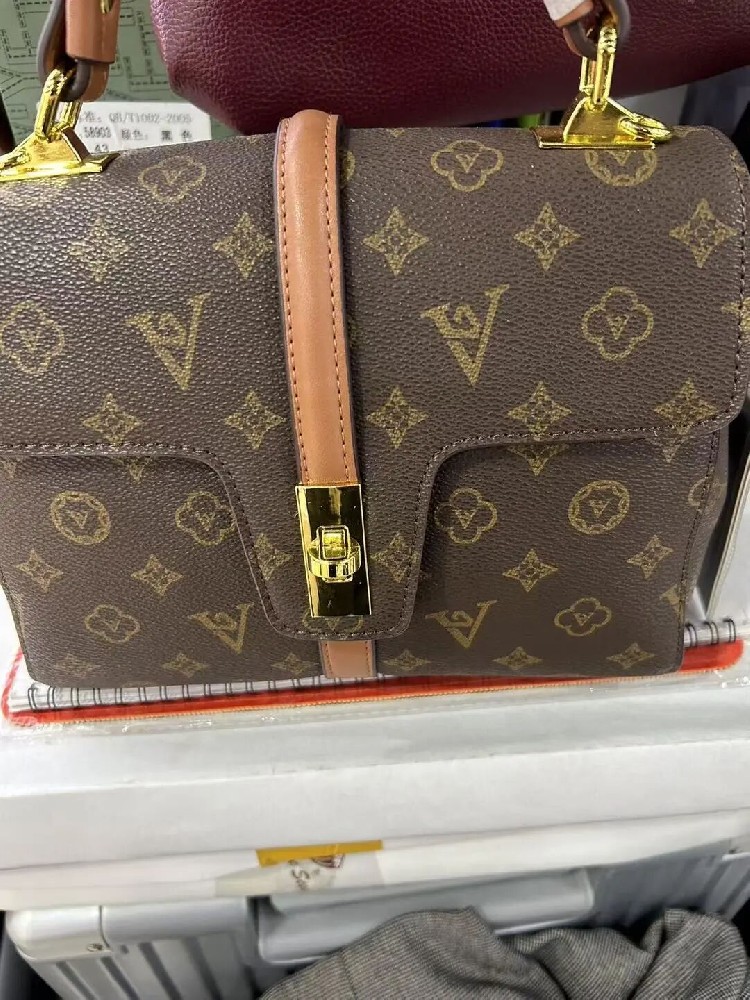 LV起诉宁波一百货店，店主：进货来源合法，LV方从多个商铺购买疑似侵权商品，市监部门曾介入；一审百货店被判赔4万元，二审开庭时间待定